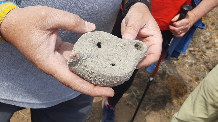 Una de las piezas cerámicas halladas durante las excavaciones en Antas