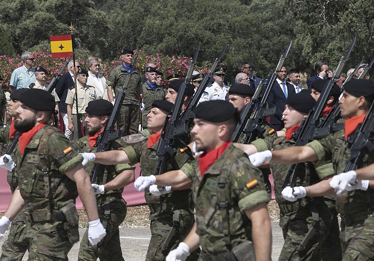 Parada militar por el 40 aniversario de la brigada Guzmán el Bueno
