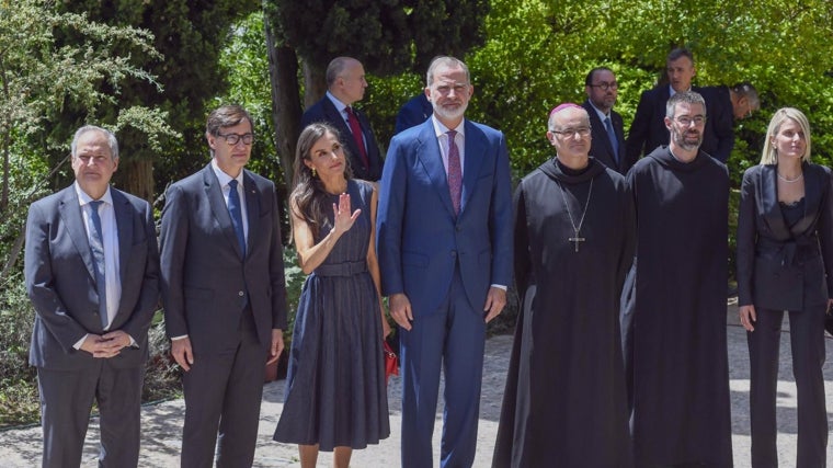 Los Reyes, entre Salvador Illa, presidente de la Generalitat, y Manel Gasch, Abad de Montserrat, junto al ministro Jordi Hereu y Núria Carreras, alcaldesa de Monistrol de Montserrat