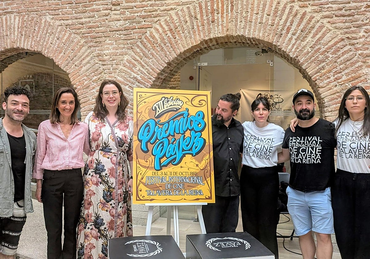 El muralista y grafitero Chais, cuarto por la izquierda, es el autor del cartel del festival para 2025