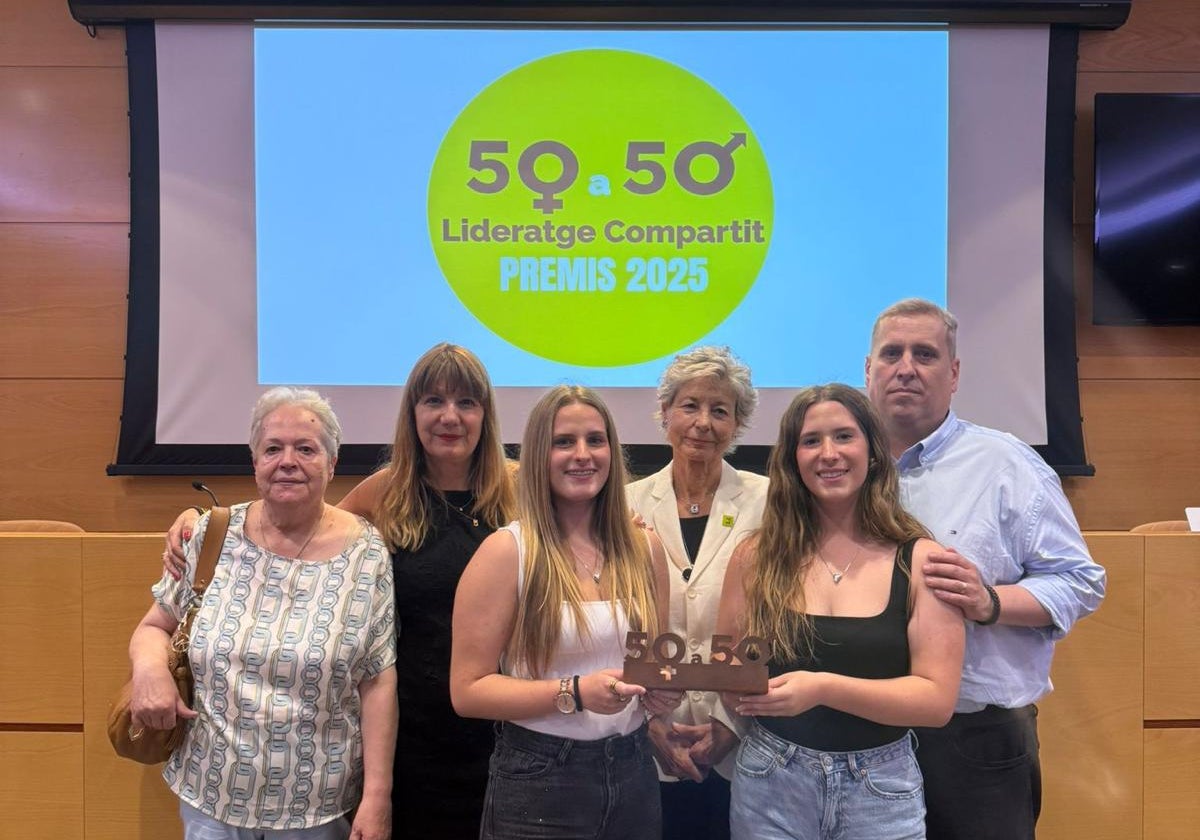 Sonia Guerra, presidenta del Instituto Catalán de la Mujer y secretaria general de Igualdad de la Generalitat de Cataluña, junto a Anna Mercade, presidenta de la Asociación 50a50, posan con la madre, las hijas y el viudo de Lourdes Rivallo