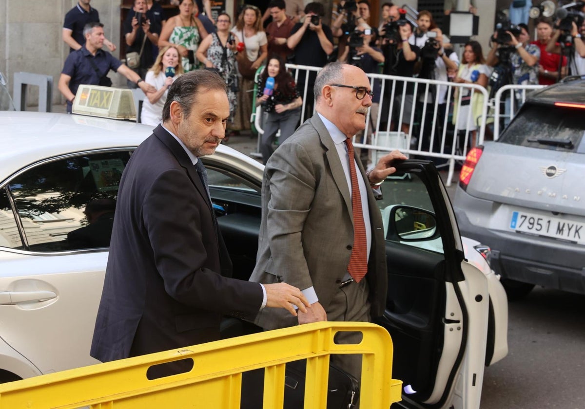 José Luis Ábalos junto a su abogado este lunes