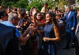Calidez y ovación a los Reyes en su visita a Badía, símbolo de las ciudades de la inmigración en Cataluña
