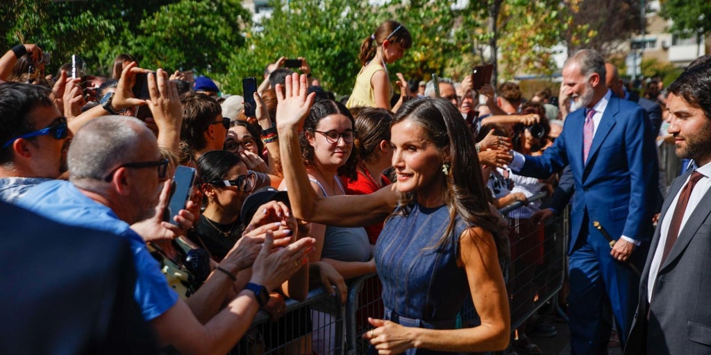 Calidez y ovación a los Reyes en su visita a Badía, símbolo de las ciudades de la inmigración en Cataluña
