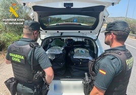Delatado por un olor «característico» en un control: llevaba 57 kilos de cogollos de marihuana en el coche