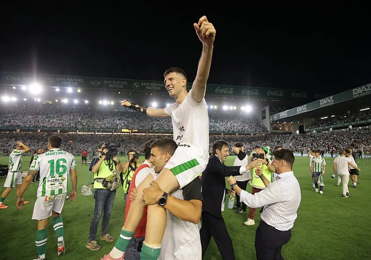 Alberto Toril celebra sobre el césped el ascenso del Córdoba a Segunda el año pasado