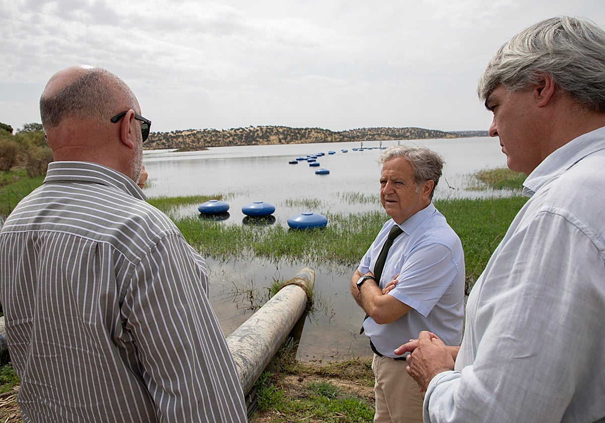 Fuentes junto a dos técnicos de Emproacsa junto a las tuberías de bombeo de La Colada