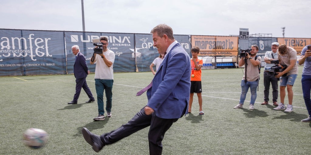 El penalti fallido de Page que termina con el presidente de Castilla-La Mancha en el suelo