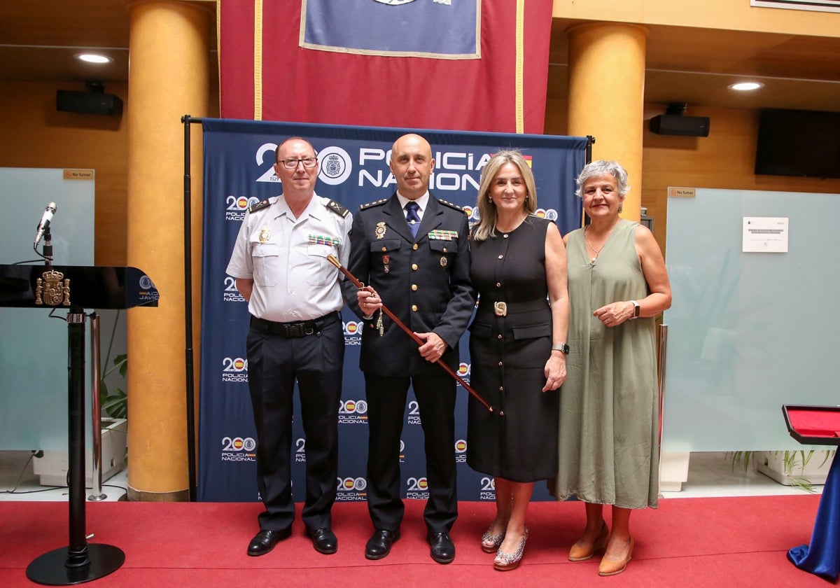 Francisco Sánchez, nuevo comisario de Cuenca, flanqueado por Milagros Tolón y Javier Pérez Castillo, jefe superior de Policía en Castilla-La Mancha. Al acto ha acudido también la subdelegada del Gobierno, María Luz Fernández, (izda)