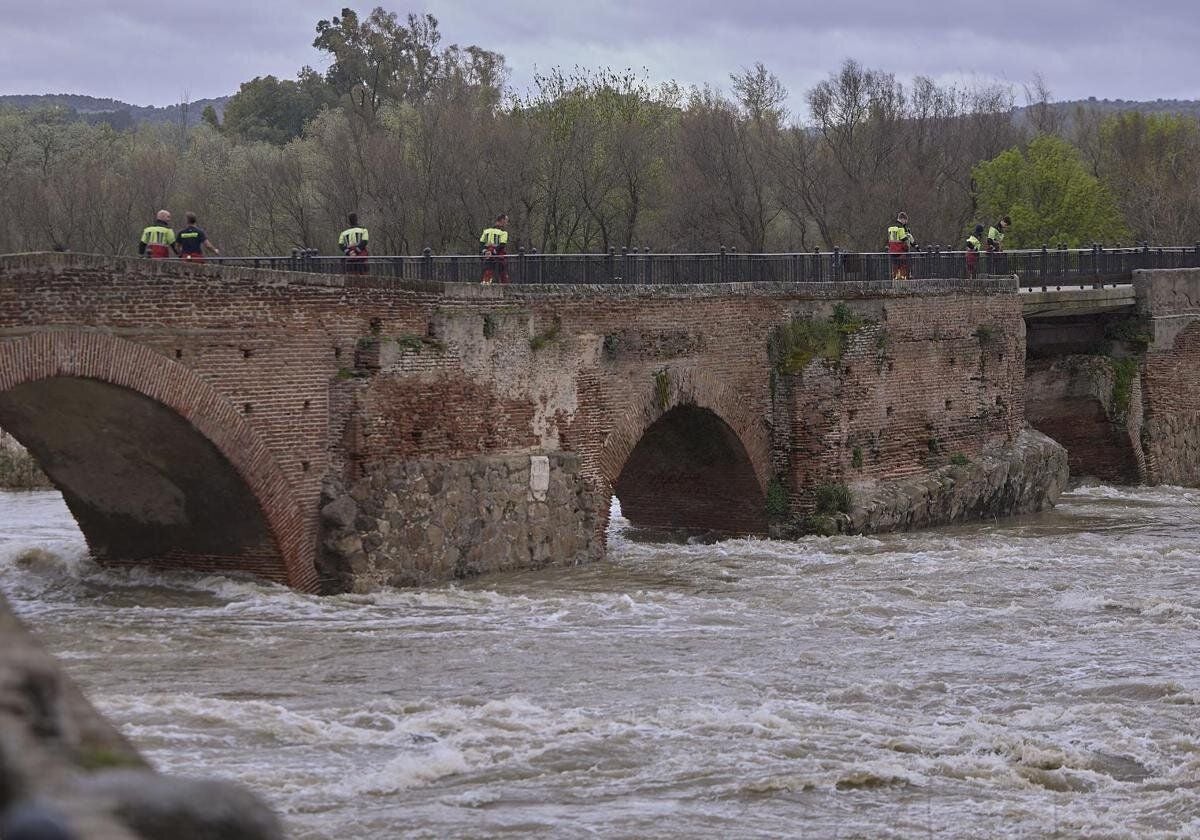 Bomberos inspeccionan el puente sobre el río Tajo tras el derrumbe en marzo de uno de sus ojos