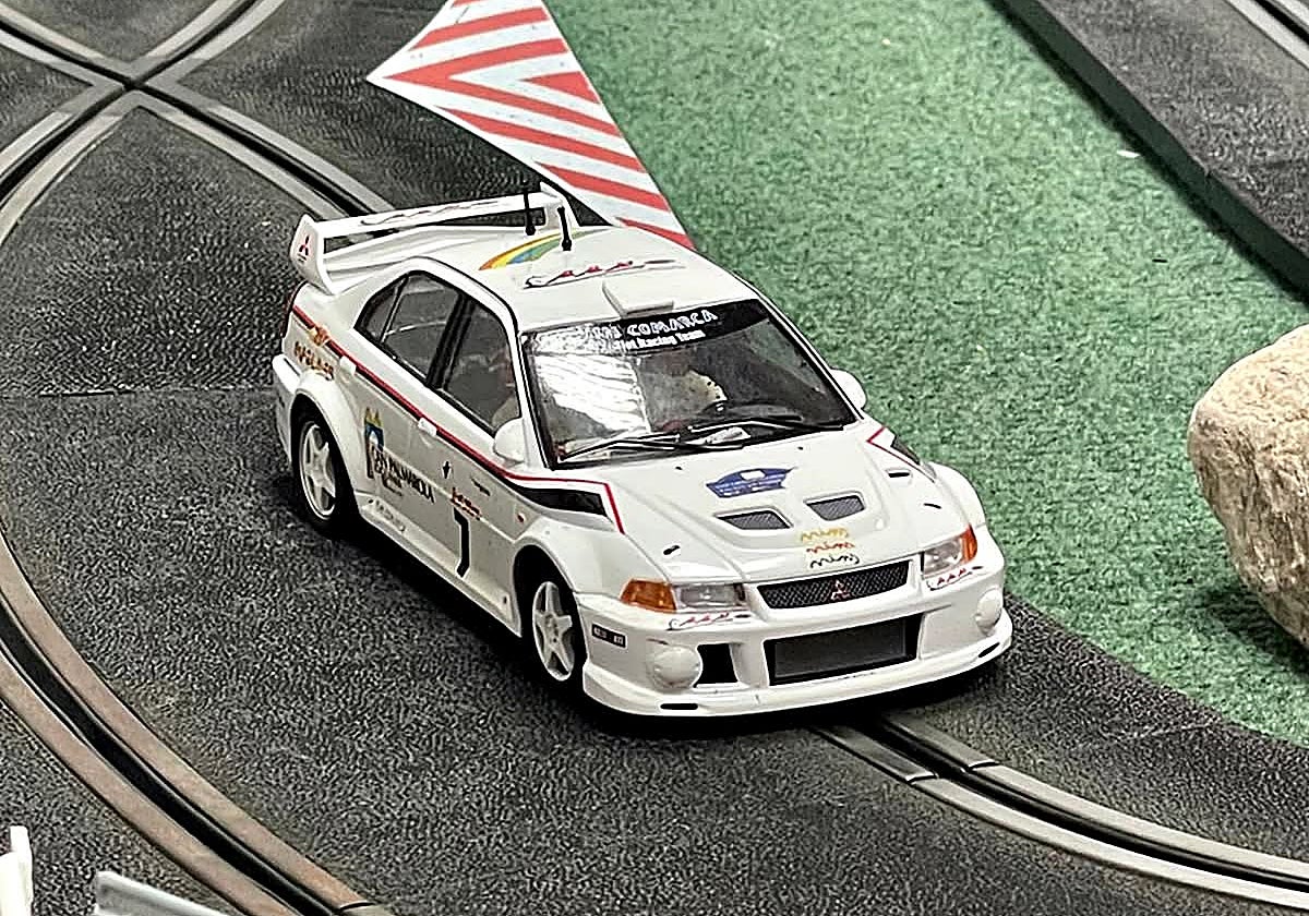 Un coche Mitsubishi, sobre la pista de competición de slot