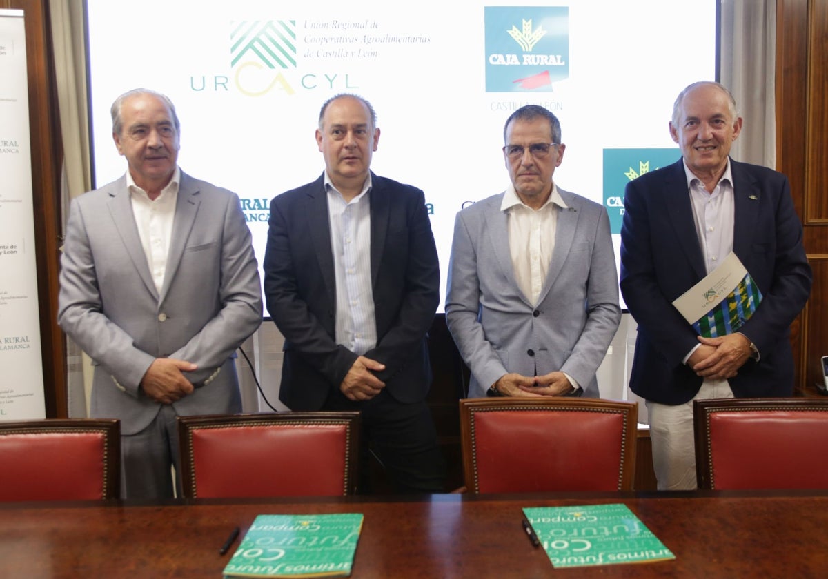 El presidente de la Unión Regional de Cooperativas Agrarias de Castilla y León, Fernando Antúnez, y el presidente de Caja Rural de Zamora, Nicanor Santos, participan en la renovación del acuerdo entre las cajas rurales de Castilla y León y la Urcacyl