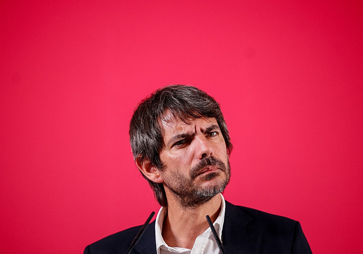 El ministro de Cultura y portavoz de Movimiento Sumar, Ernest Urtasun, este lunes en rueda de prensa