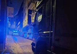 Un camión provoca daños tras quedar atascado en una calle de Cuenca al seguir indicaciones del navegador