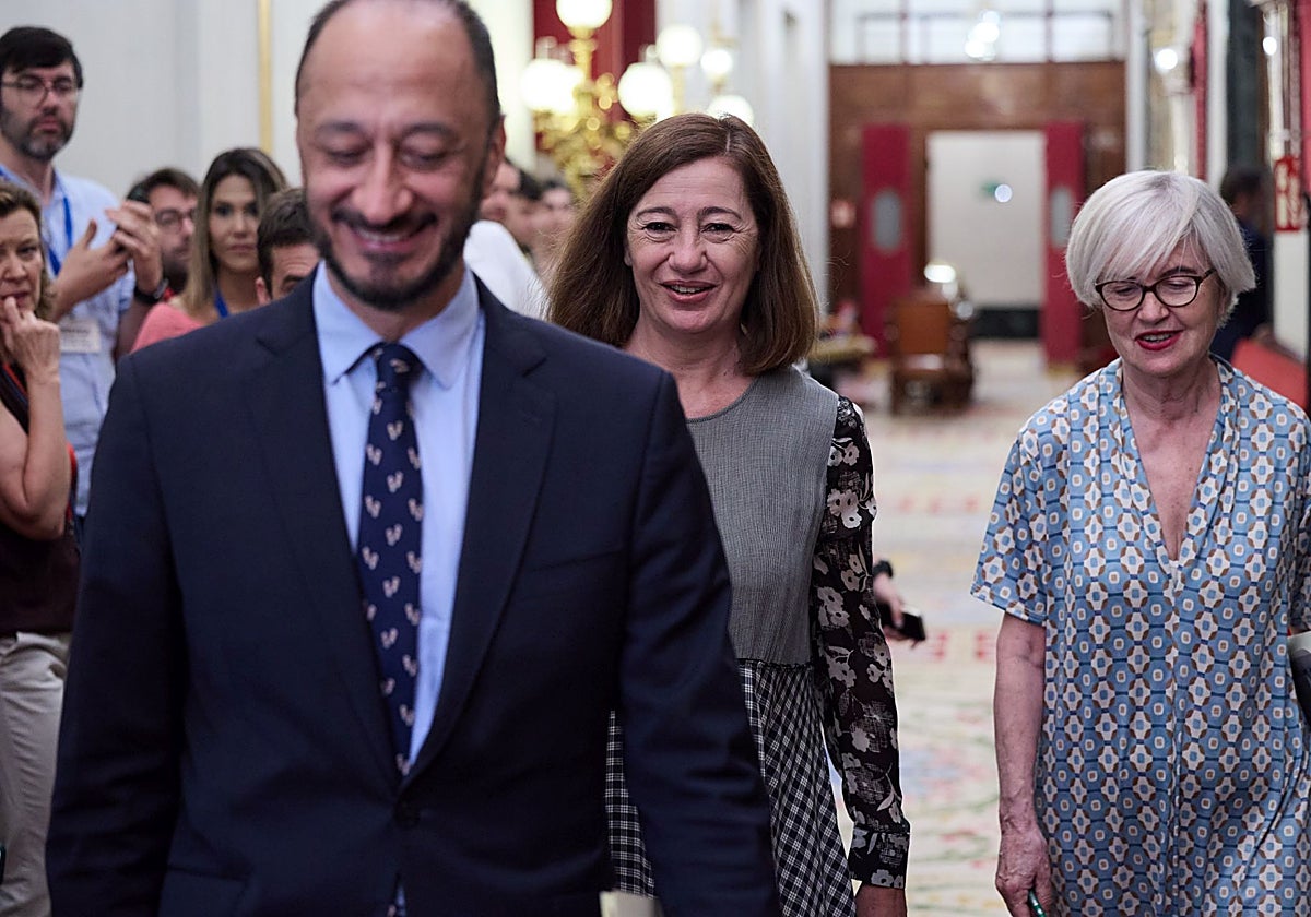 Los socialistas Gómez de Celis, Armengol y Leal, este martes, a su llegada a la reunión de la Mesa