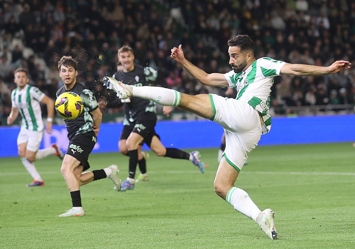 Rubén Alves despeja un balón durante un partido esta temporada