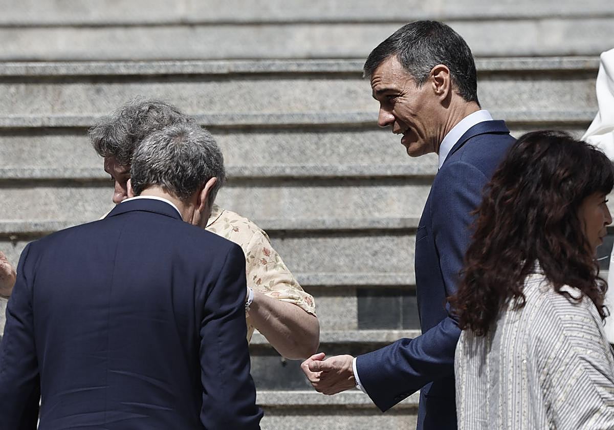 El presidente del Gobierno, Pedro Sánchez (d), acompañado del expresidente José Luis Rodríguez Zapatero (i)