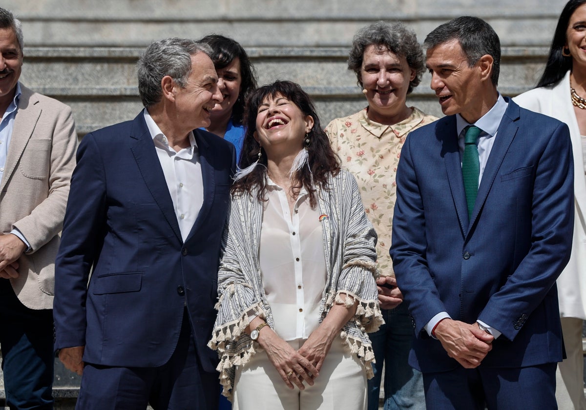 Zapatero, la ministra Ana Redondo y Sánchez, en un acto este lunes en Madrid por el veinte aniversario del matrimonio entre personas del mismo sexo