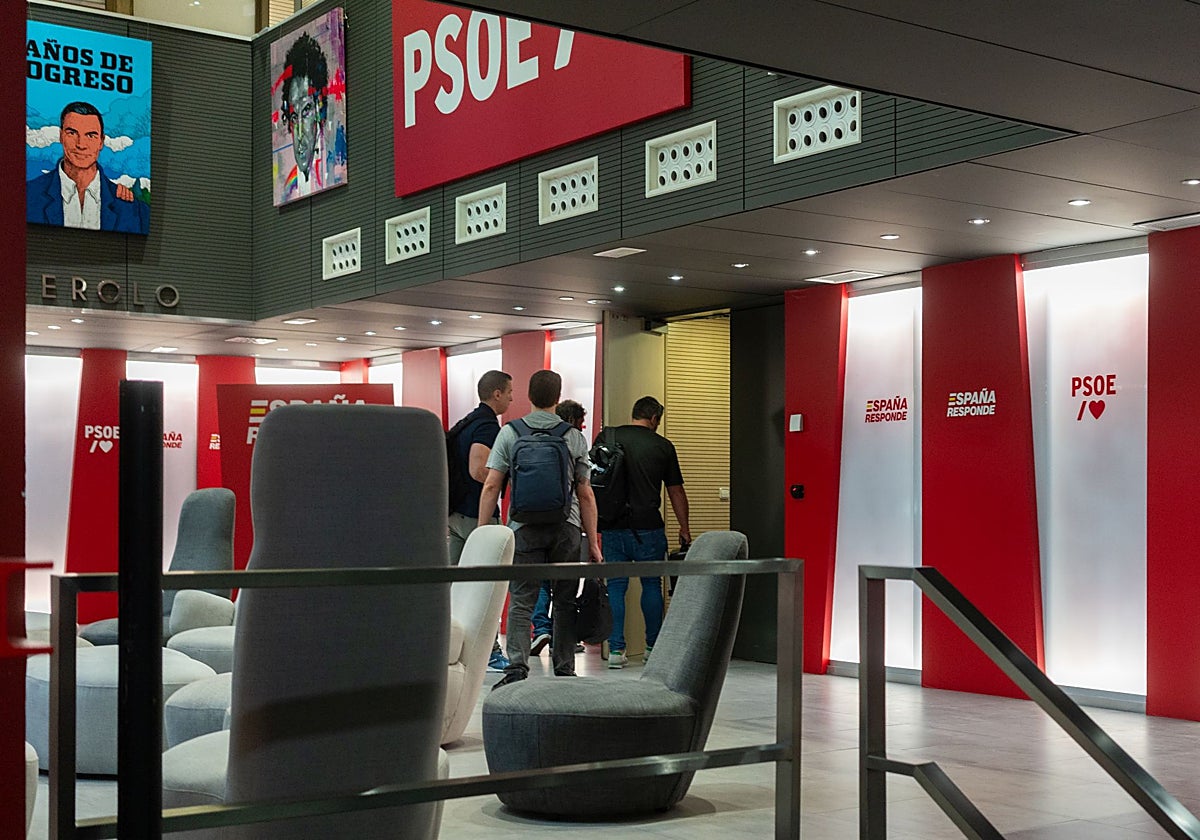 Miembros de la UCO en la sede del PSOE de la calle Ferraz el pasado viernes