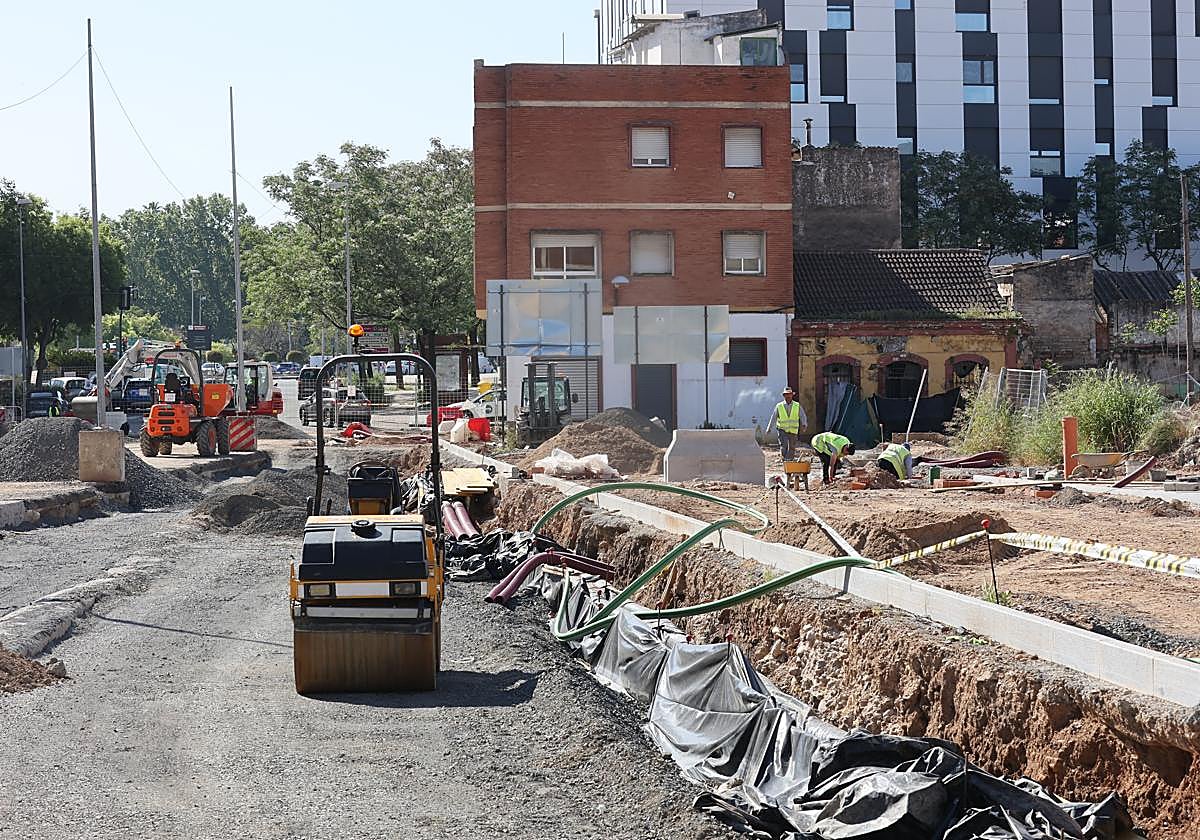 Trabajos en abril en la avenida de Trassierra, de su tercera fase