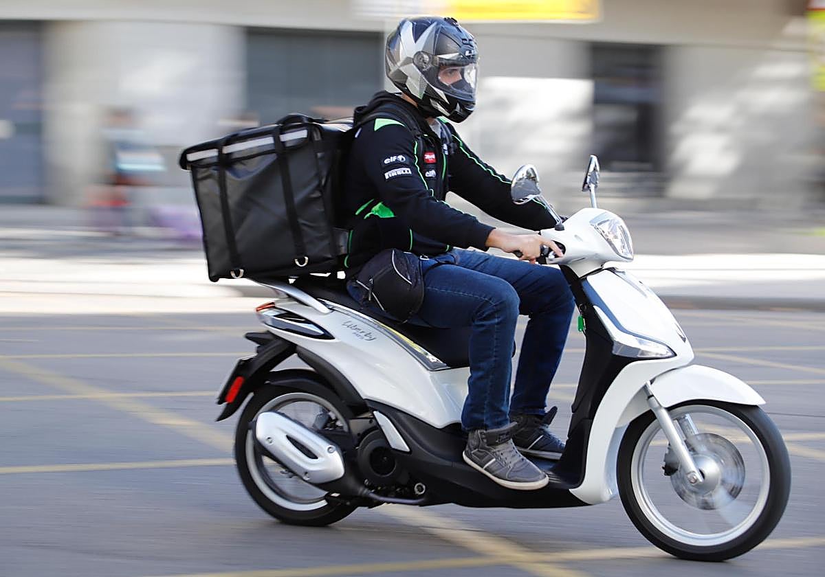 Un repartidor de comida rápida con su motocicleta