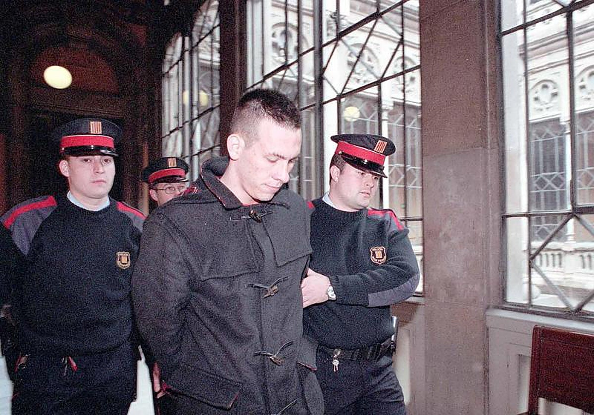 Valentín Moreno, tras ser detenido por el crimen de la Villa Olímpica, en el 2000