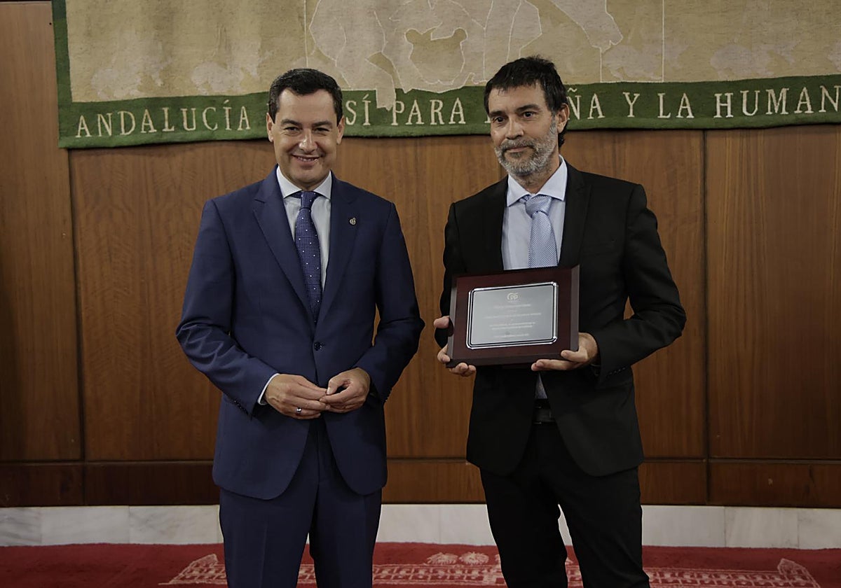 Javier Cuenca recibiendo el premio
