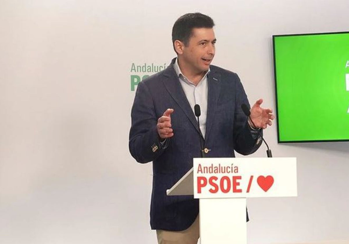 El diputado del PSOE Rafael Márquez, durante una rueda de prensa