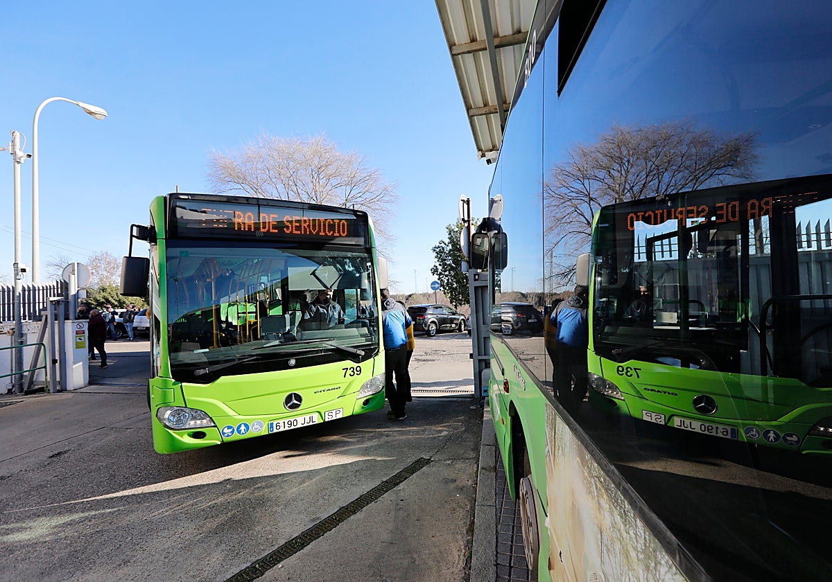 Un bus de Aucorsa en sus cocheras