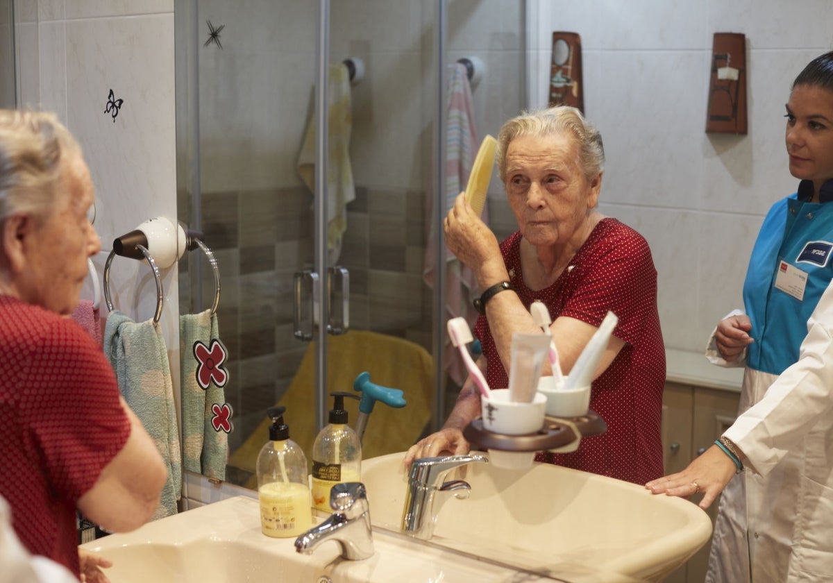 Ayuda a domicilio a una persona mayor en su hogar, en Madrid