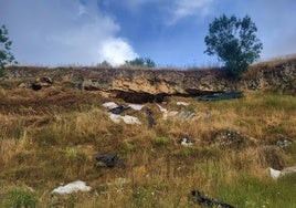 Encuentran lleno de basura el yacimiento de Segovia donde fue hallada la huella dactilar más antigua del mundo