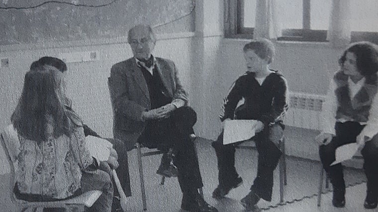 En una de sus visitas al colegio Jardín de Arena, de Alcázar de San Juan, que lleva el nombre de uno de sus poemarios