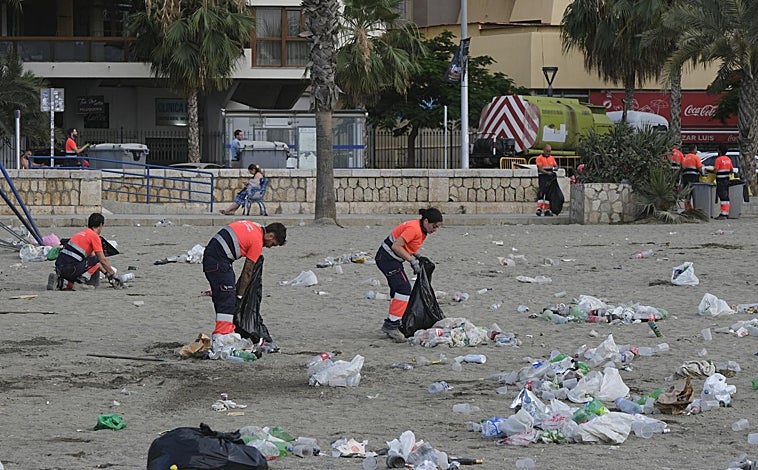 Imagen principal - Los operarios retiraron en Málaga casi 21 toneladas de basura en cuatro horas.