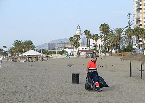 Imagen secundaria 1 - Los operarios retiraron en Málaga casi 21 toneladas de basura en cuatro horas.