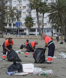 Imagen secundaria 2 - Los operarios retiraron en Málaga casi 21 toneladas de basura en cuatro horas.