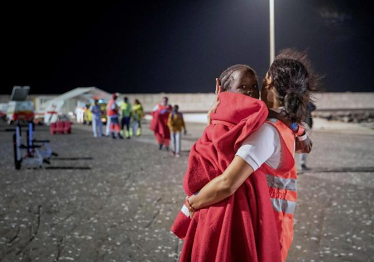 Cruz Roja atiende a un niño rescatado de un cayuco en el puerto de Granadilla (Tenerife)