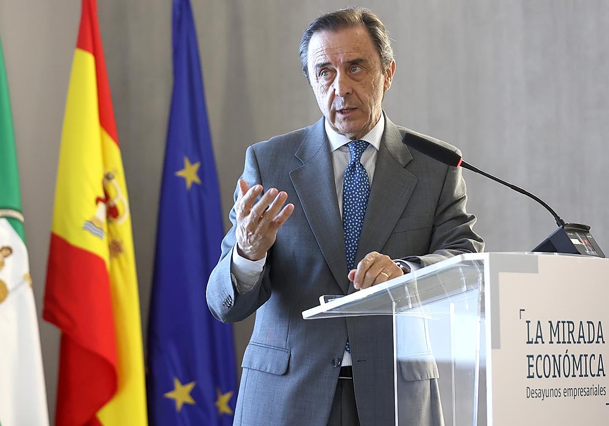 El presidente de Covap contestando a una de las preguntas del público asistente