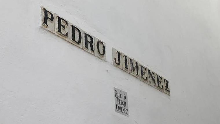 Rotulación cerámica de la calle Pedro Jiménez, también conocida como la Calleja del Pañuelo, en Córdoba