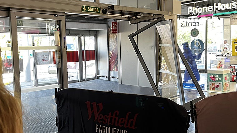 Acceso, destrozado, por donde han entrado los aluniceros al centro comercial