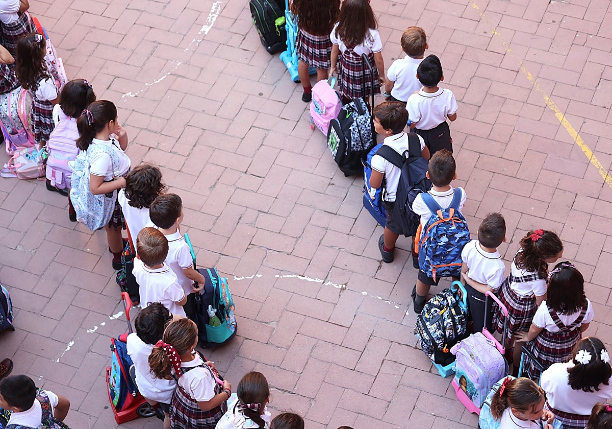 Alumnos en el patio de un colegio concertado, en el inicio de este curso