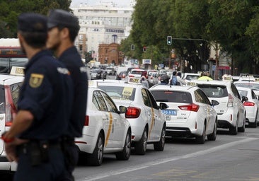 El 'volantazo' de la Junta abre una nueva batalla entre el taxi y las VTC