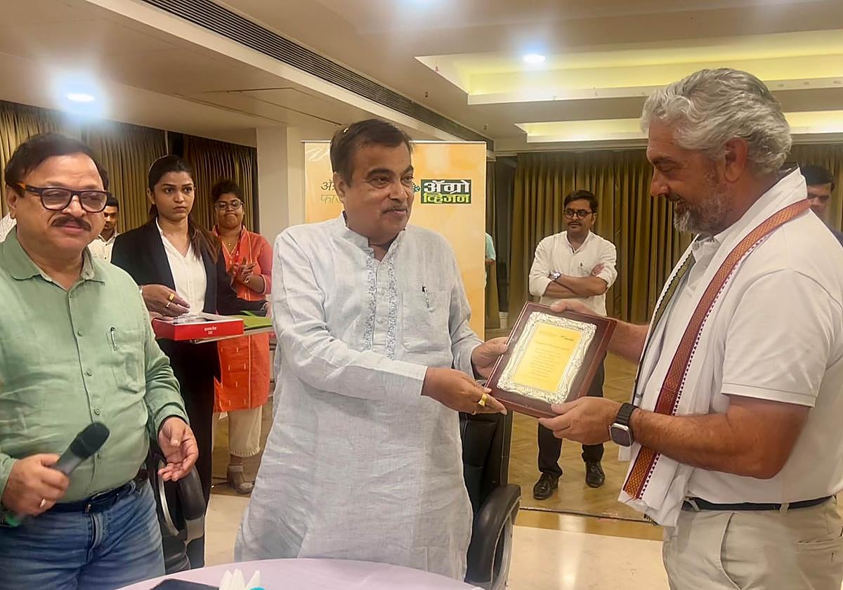 El Ministro de Transportes de India da al director de Desarrollo de Eurosemillas una placa por el acuerdo