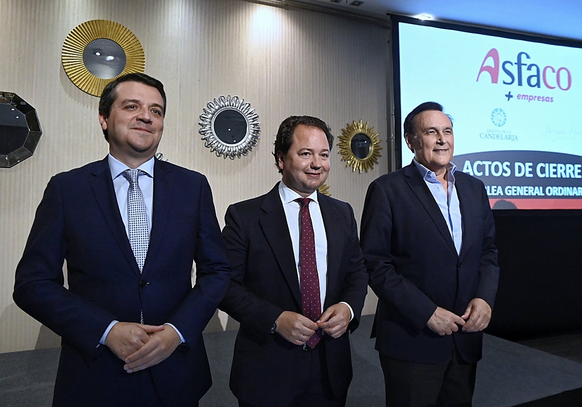 Tamarit, en el centro, flanqueado por el alcalde de Córdoba y el consejero de Universidad