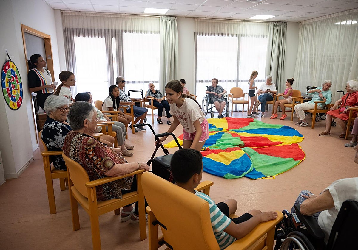 Un momento de una de las actividades de niños y ancianos en la residencia de Sant Cugat