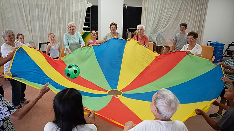 Campamentos intergeneracionales: niños y mayores comparten verano juegos e historias