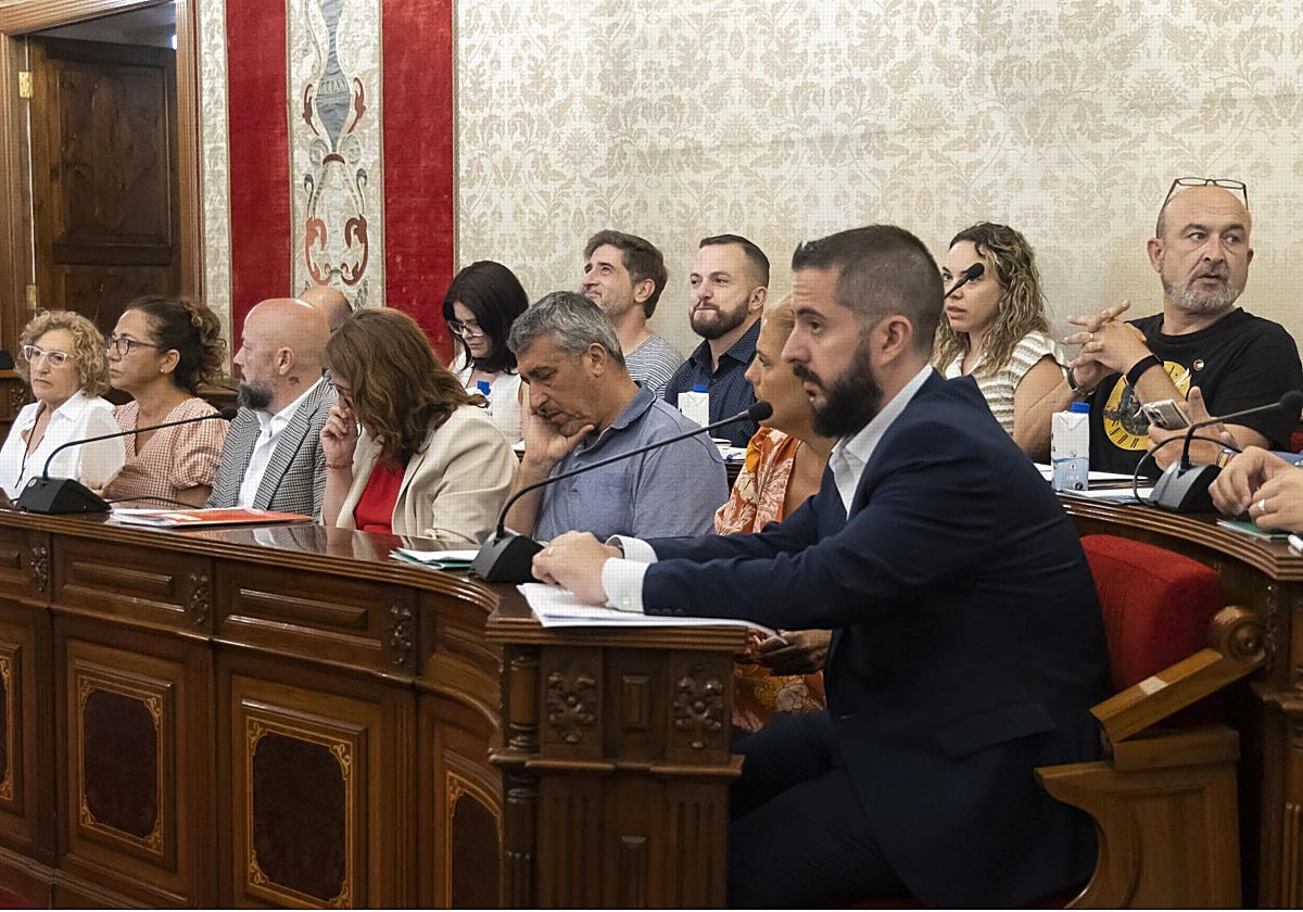 Los concejales de la oposición (PSPV-PSOE, Compromís y EU-Podem), durante una sesión plenaria en Alicante