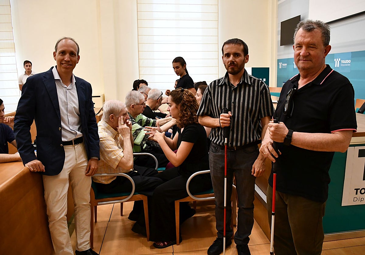 El Vicepresidente segundo de la Diputación, Daniel Arias, junto con Hipólito Jiménez e Ismael Martín, presidente saliente y entrante de 'ASOCIDE' CLM en el acto