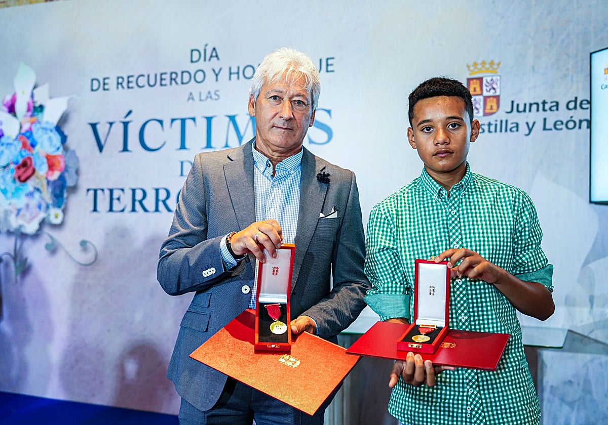 Lucas posa con su padre José Luis con su distinción y la de su gemelo, Alexander