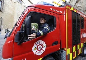 Enorme susto en las Moreras: un incendio calcina el salón de un piso y tres menores tienen que ser atendidos