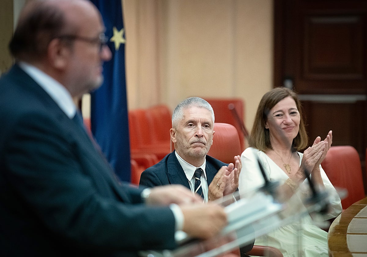 El presidente de la Fundación de Víctimas del Terrorismo, Juan Francisco Benito, el ministro del Interior, Fernando Grande-Marlaska, y la presidenta del Congreso de los Diputados, Francina Armengol